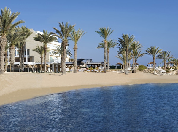 02-1-pioneer-beach-hotel-beach-with-no-couple