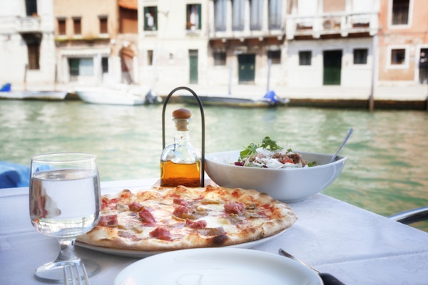 Istock 000021457422 Venezia Veneto Mat Pizza Italia